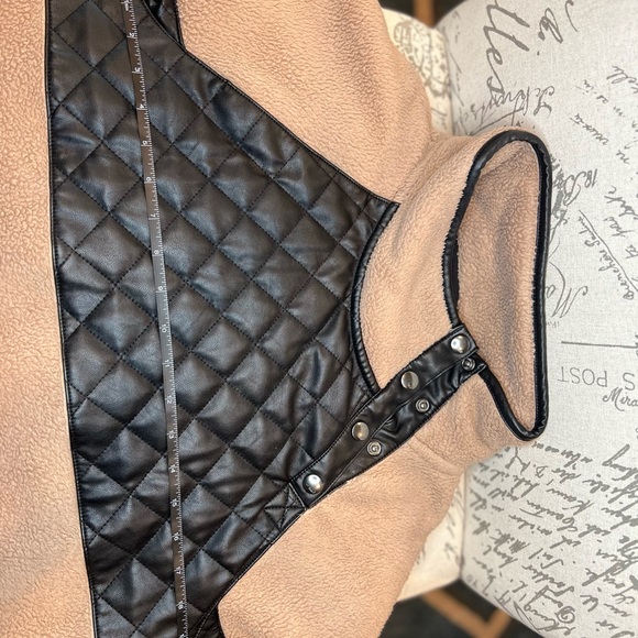 Abercrombie & Fitch Black and Tan Quilted Sweatshirt - Picture 7 of 9